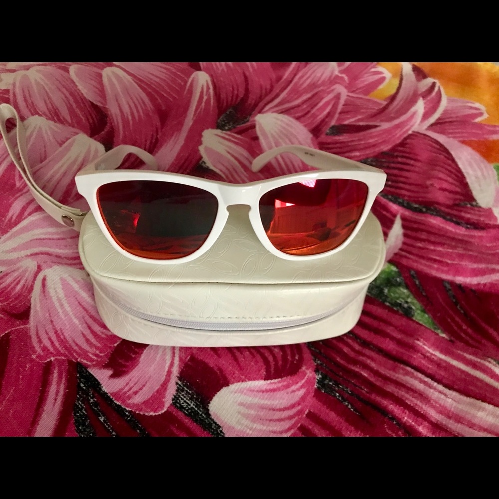White Oakley froggers sunglasses w Oakley case 😎